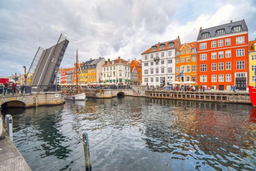 Copenhagen: Canal Boat Cruise & Old Town/Nyhavn Walking Tour - Key points to know before you go