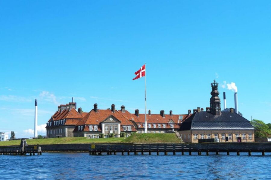 Copenhagen: Canal Boat Cruise & Old Town/Nyhavn Walking Tour - Nyhavn to the dock: the moment you switch from guide to audio