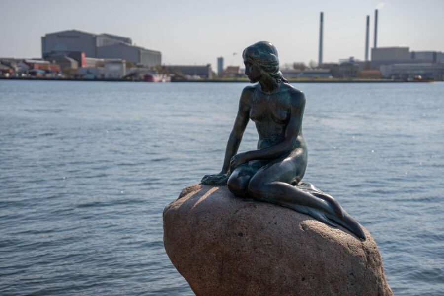 Copenhagen: Canal Boat Cruise & Old Town/Nyhavn Walking Tour - Frederik’s Church, Rosenborg’s King’s Garden, and Amalienborg Square (the 4-hour option)
