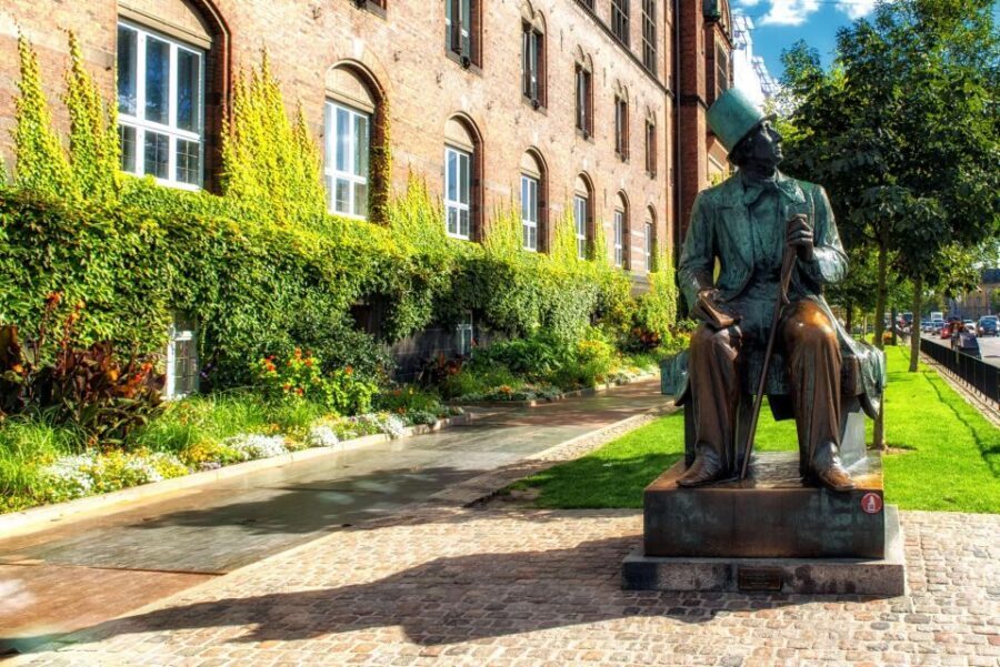 Copenhagen: Old Town and Nyhavn Private Family Tour - Round Tower and the Astronomers: A Classic Stop with Kid-Friendly Meaning