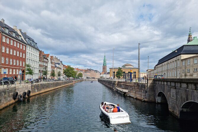 Private E-Biking Copenhagen History and Nature Adventures - Stop 1: Amalienborg, seen with less rushing